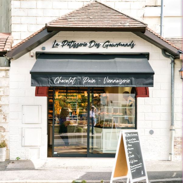 LA-PATISSERIE-DES-GOURMANDS-Facade-commerciale-patisserie